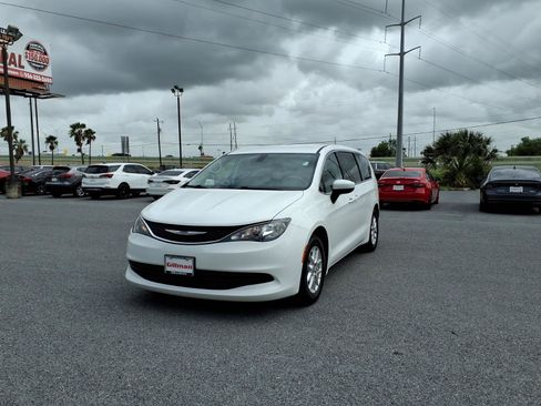 Used 2020 Chrysler Voyager LX FWD image 4