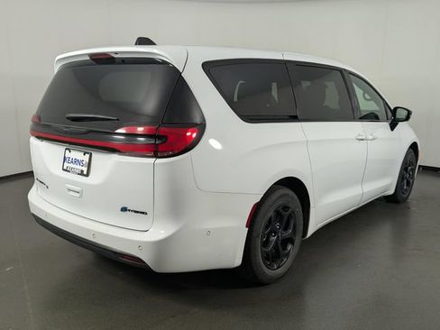 Used 2024 Chrysler Pacifica Limited FWD image 7