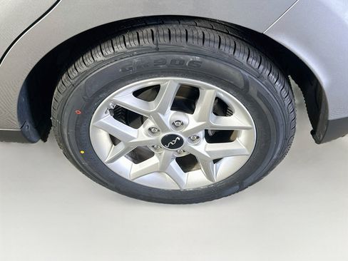 Used 2025 Kia Soul LX w/ LX Technology Package FWD image 11