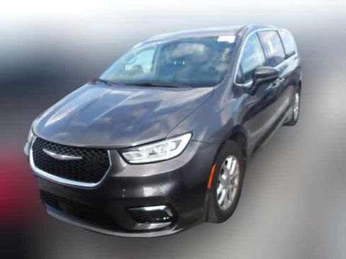 Used 2023 Chrysler Pacifica Touring-L image 2