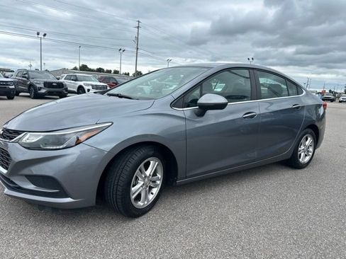 Used 2018 Chevrolet Cruze LT w/ Convenience Package FWD image 24