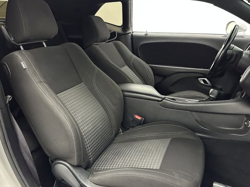 Used 2021 Dodge Challenger SXT image 27