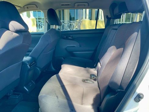 Used 2024 Toyota Highlander LE image 12