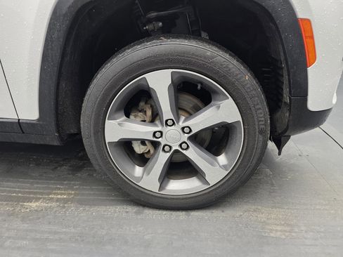 Used 2023 Jeep Grand Cherokee Limited image 9