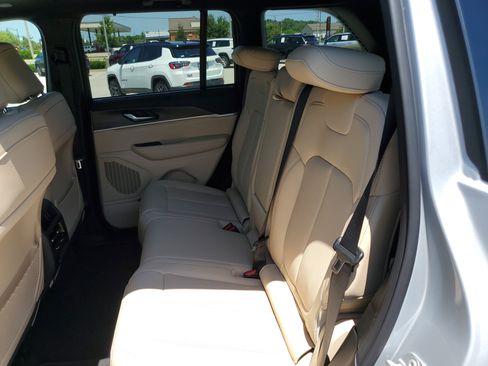 New 2025 Jeep Grand Cherokee Limited w/ Luxury Tech Group II image 14