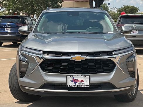 Used 2025 Chevrolet Trax LT FWD image 2