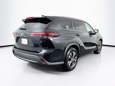 Certified 2025 Toyota Highlander XLE FWD image 2