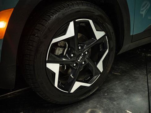 Used 2024 Kia Seltos EX FWD image 3