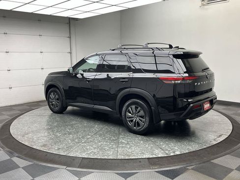 Used 2024 Nissan Pathfinder SV AWD/4WD image 2