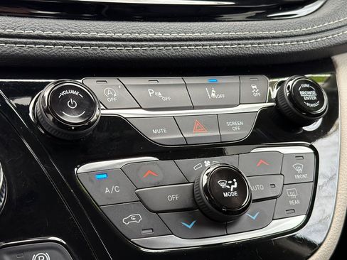 Used 2023 Chrysler Pacifica Limited image 21