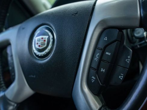 Used 2011 Cadillac Escalade Luxury AWD/4WD image 24