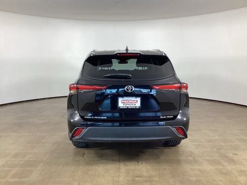 Used 2022 Toyota Highlander XLE AWD/4WD image 10
