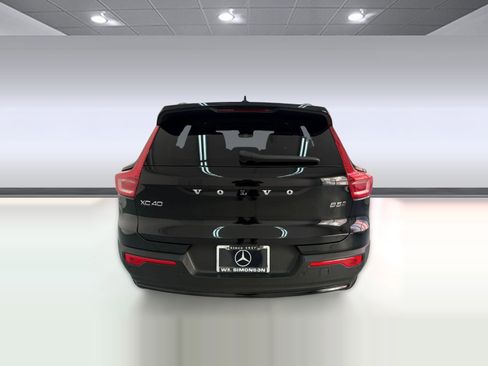 Used 2025 Volvo XC40 B5 Plus image 9