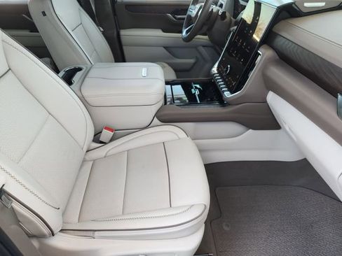 Used 2025 GMC Yukon XL Denali w/ Sun & Power Step Package image 11