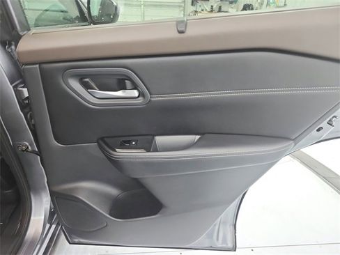 Used 2023 Nissan Rogue SV w/ SV Premium Package image 38