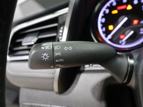 Used 2018 Toyota Camry SE w/ Audio Package FWD image 34
