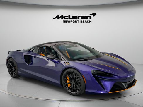 Used 2025 McLaren Artura Spider RWD image 2