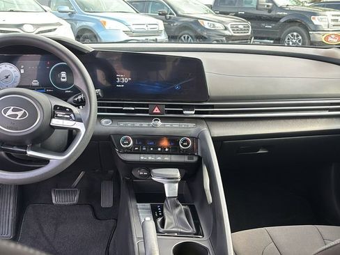 Used 2024 Hyundai Elantra SEL image 12