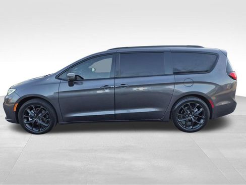 Used 2021 Chrysler Pacifica Touring w/ S Appearance Package image 3
