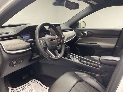 Used 2024 Jeep Compass Latitude AWD/4WD image 11