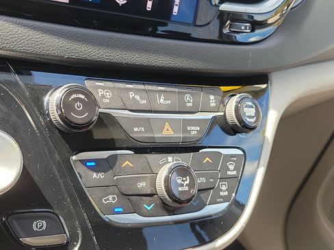 Used 2020 Chrysler Pacifica Touring-L Plus w/ Advanced Safetytec Group FWD image 24
