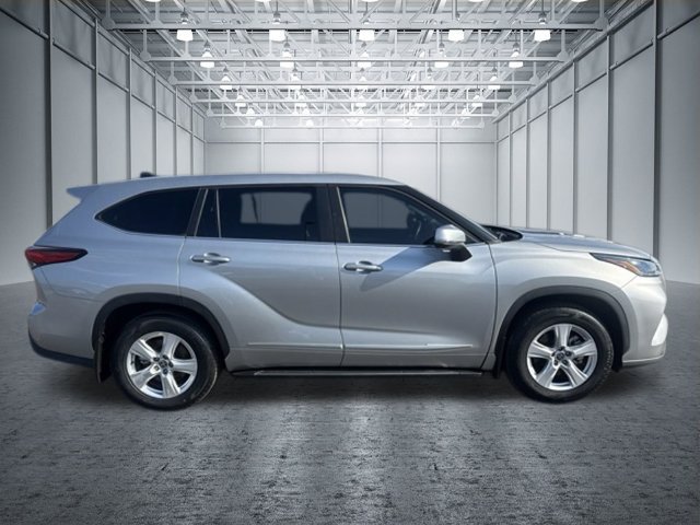 Used 2023 Toyota Highlander LE FWD image 6