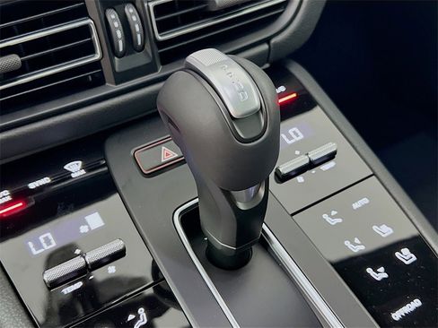 New 2026 Porsche Macan image 19