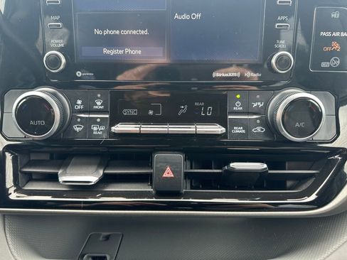 Used 2021 Toyota Highlander LE AWD/4WD image 18