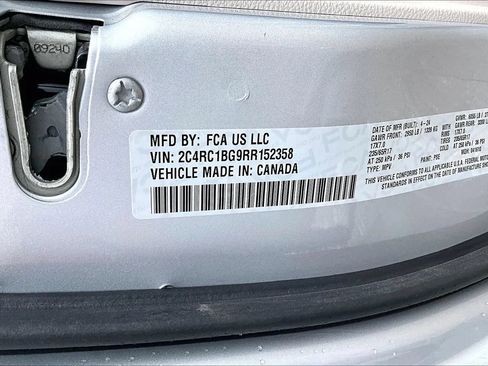 Used 2024 Chrysler Pacifica Touring-L FWD image 18
