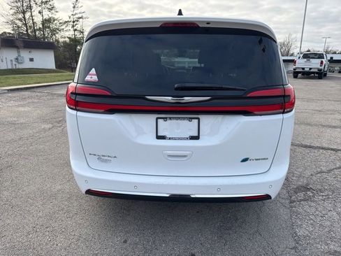 Used 2024 Chrysler Pacifica Select image 6