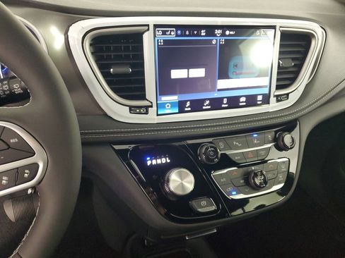 New 2026 Chrysler Pacifica Select image 17