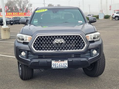 Used 2019 Toyota Tacoma TRD Off-Road image 2