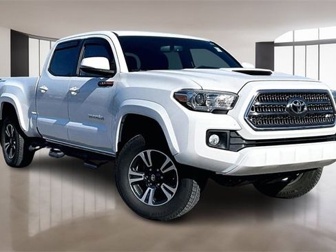 Used 2017 Toyota Tacoma TRD Sport image 3