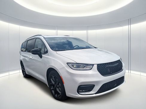 New 2026 Chrysler Pacifica Limited w/ S Appearance Package FWD image 1