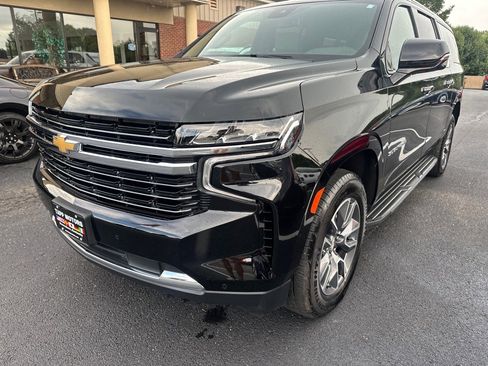 Used 2024 Chevrolet Suburban LT w/ Luxury Package image 3