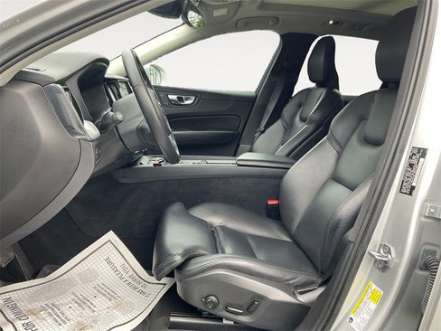 Used 2019 Volvo XC60 T6 Momentum w/ Premium Package image 9
