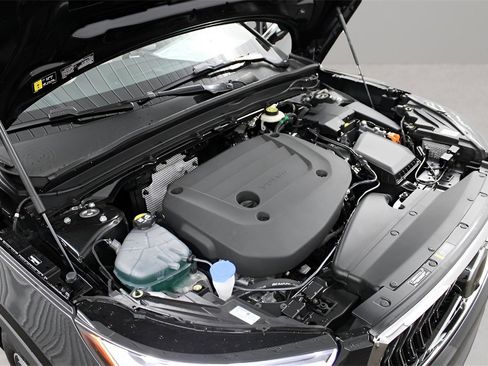 Certified 2025 Volvo XC40 B5 Plus w/ Protection Package Premier image 18