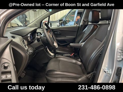 Used 2019 Chevrolet Trax LT w/ LT Convenience Package AWD/4WD image 14