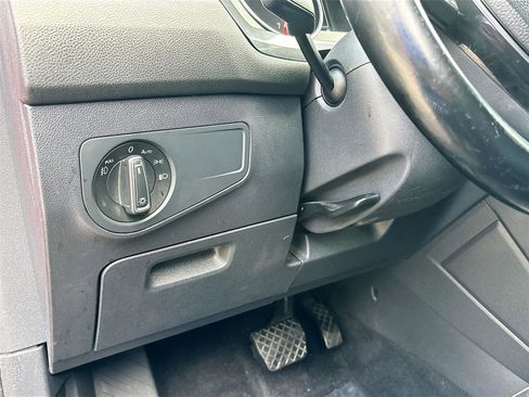 Used 2018 Volkswagen Tiguan SE w/ Front Fog Lights Package image 10