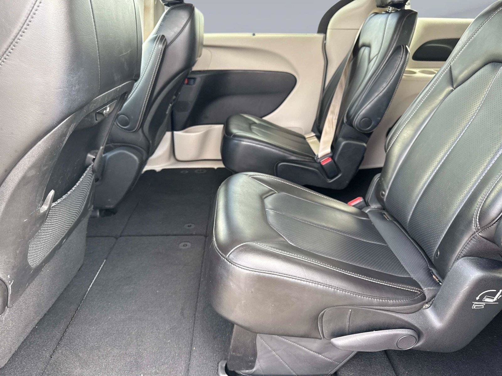 Used 2023 Chrysler Pacifica Touring-L FWD image 15