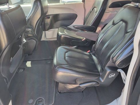 Used 2023 Chrysler Pacifica Touring-L FWD image 11