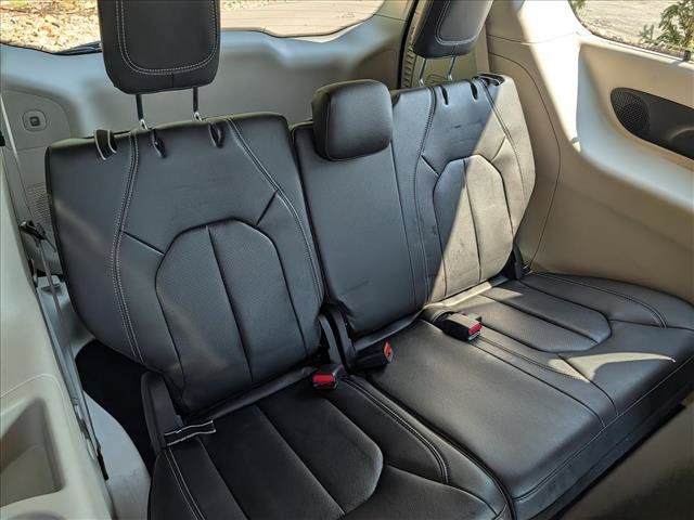 Used 2022 Chrysler Pacifica Touring-L w/ Uconnect Theater Family Group FWD image 19