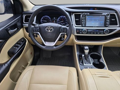 Used 2014 Toyota Highlander Limited Platinum AWD/4WD image 3