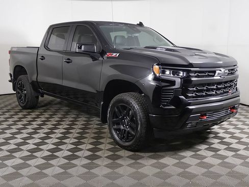 Used 2025 Chevrolet Silverado 1500 LT Trail Boss w/ Convenience Package II AWD/4WD image 2