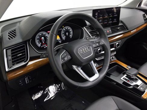 Used 2021 Audi Q5 e Premium w/ Convenience Package image 2