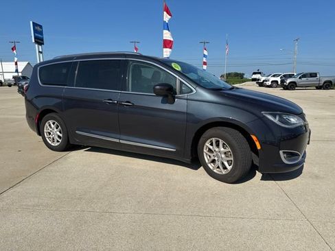 Used 2020 Chrysler Pacifica Touring-L FWD image 2