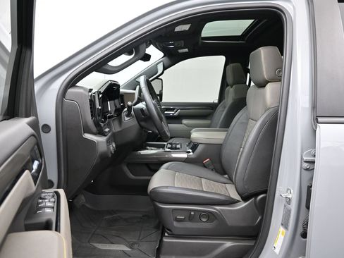 Used 2025 Chevrolet Silverado 2500 ZR2 w/ Technology Package AWD/4WD image 9