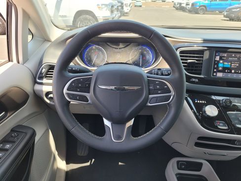 Used 2023 Chrysler Voyager LX FWD image 17