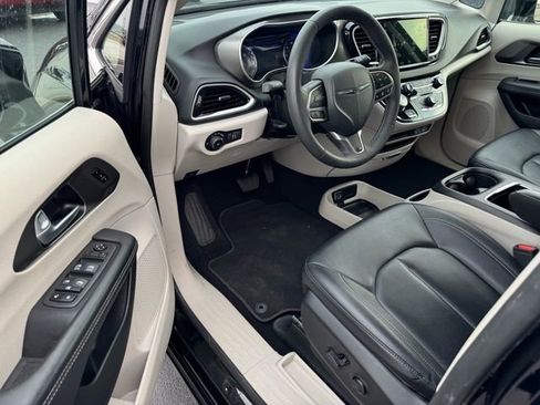 Used 2024 Chrysler Pacifica Touring-L image 10