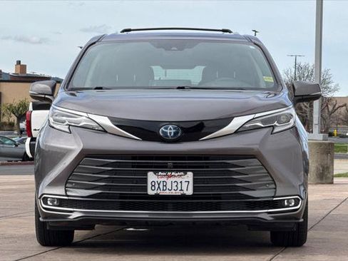 Certified 2021 Toyota Sienna Platinum image 11